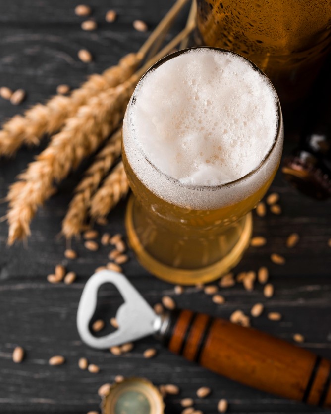 Bierglas und Öffner